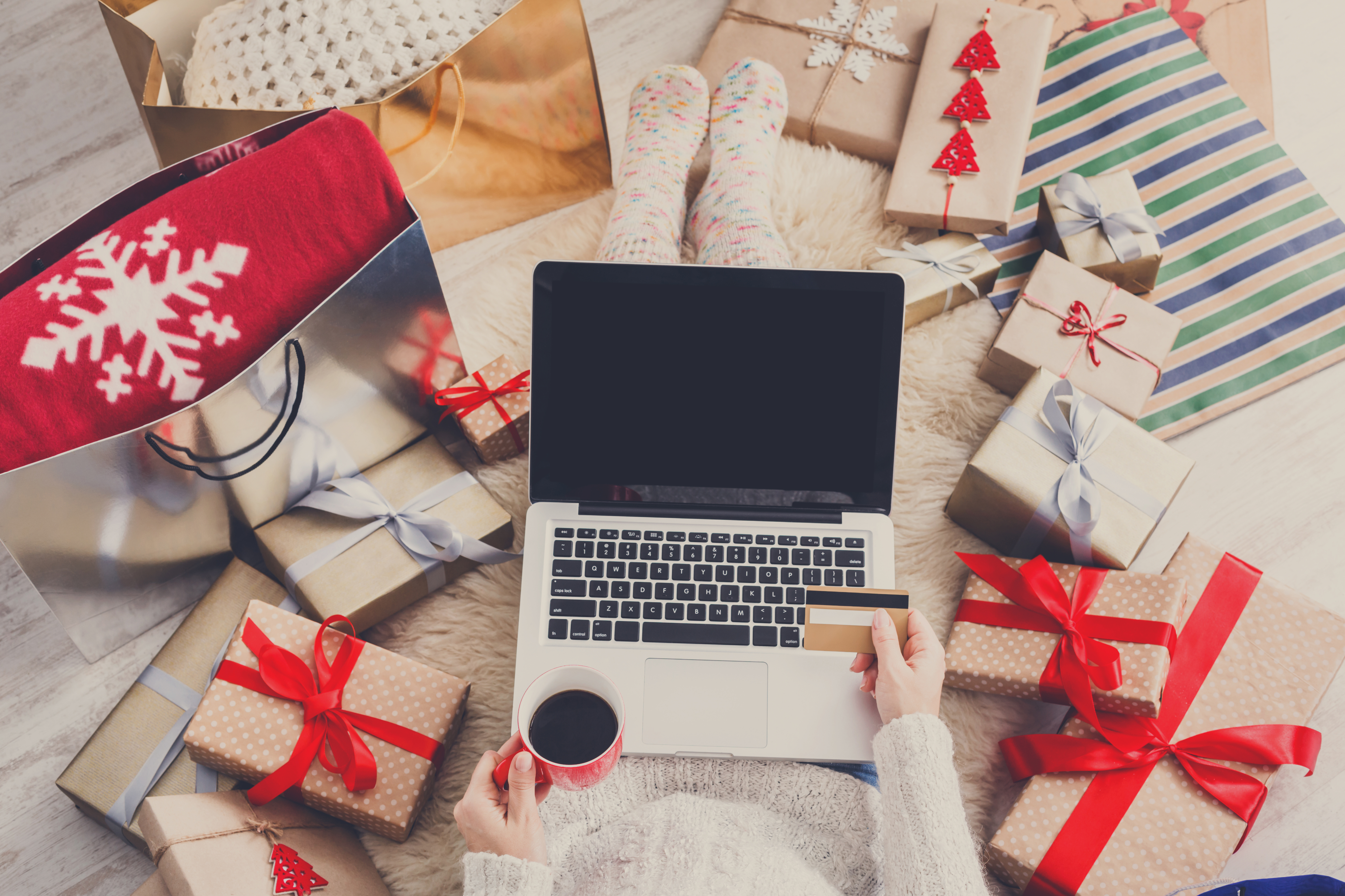 Плюсы купленного подарка. Ноутбук с новогодними подарками. Интернет в подарок. Новогодний маркетинг. Рождество ноутбук.